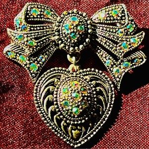 Marcasite embellished brooch w/presentation bow 💝 overhanging pendant ❤️ heart
